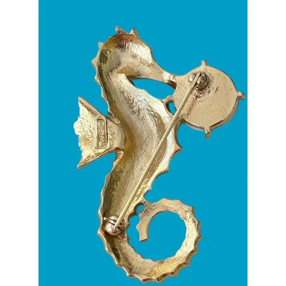 Vintage Figural Crown Trifari Seahorse Brooch w/Faux Pearl "Bubble"! Excellent - Picture 3 of 4
